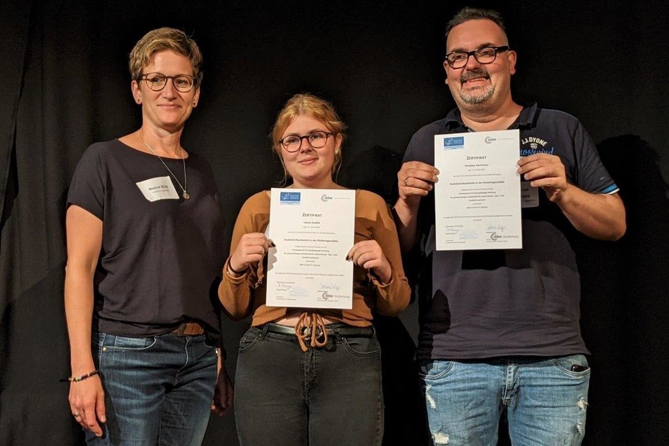 Über die Zertifikate konnten sich die Absolventen der Qualifizierungslehrgänge freuen.